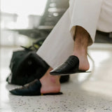 Faltbare Hausschuhe aus Leder mit Krokodilprägung für Herren